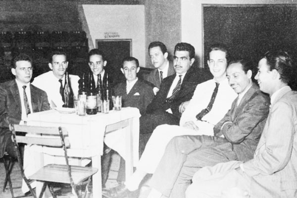 O leitor e amigo Nenê Bittar trouxe esta colaboração muito boa. A foto foi feita lá pelos anos 1960, num evento no Clube dos Bagres. Aparecem, da esquerda para a direita: João Carlos Guasti, Ary Balieiro, Henrique Marconi, Norinha, um funcionário da Recei